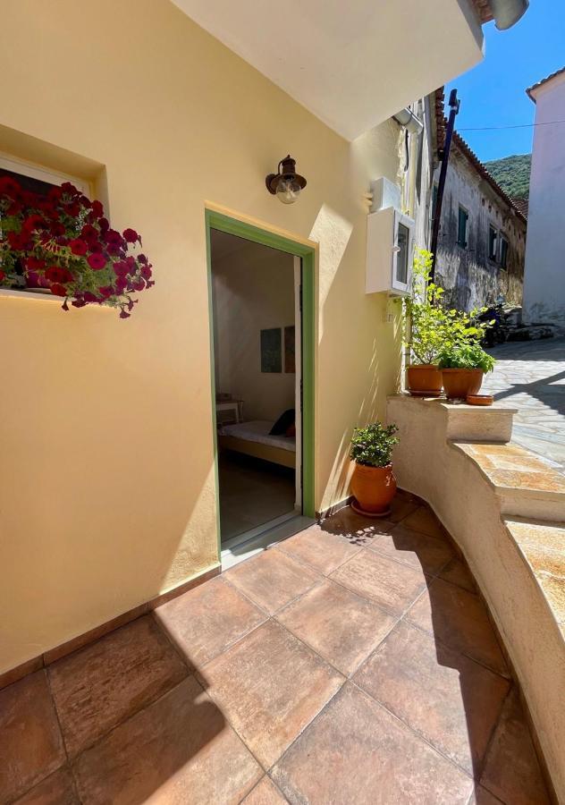 Ilianas Place Ágios Matthaíos エクステリア 写真