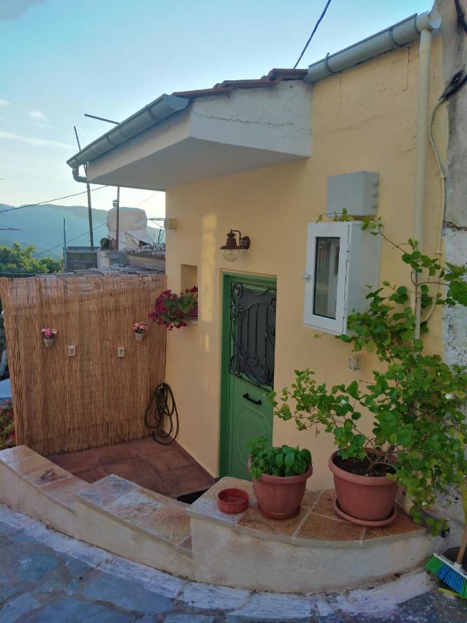 Ilianas Place Ágios Matthaíos エクステリア 写真